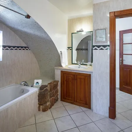 Vila Sleeps 10 Pool Wifi Aroal